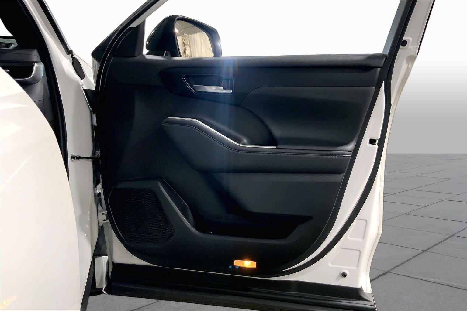 Used 2023 Wind Chill Pearl Toyota XSE image 23