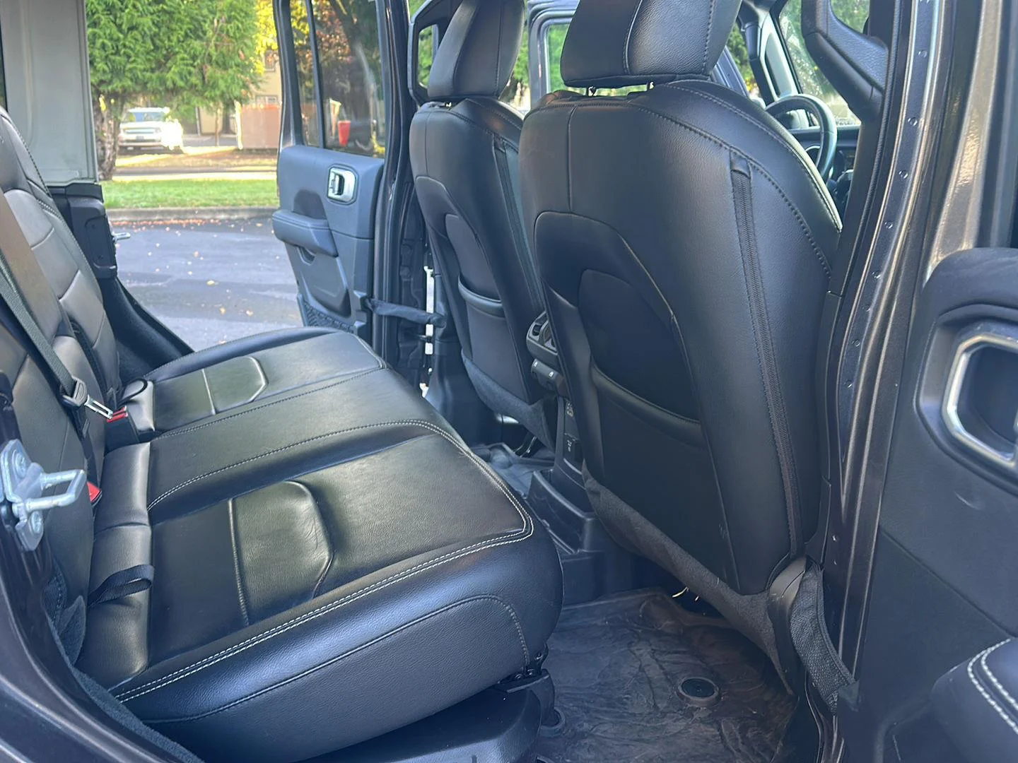 Used 2022 Granite Crystal Metallic Clearcoat Jeep Unlimited Sahara image 13