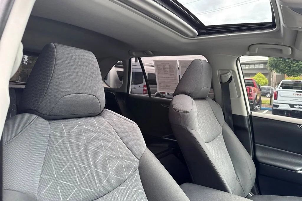 2025 Toyota RAV4 XLE - Photo 17