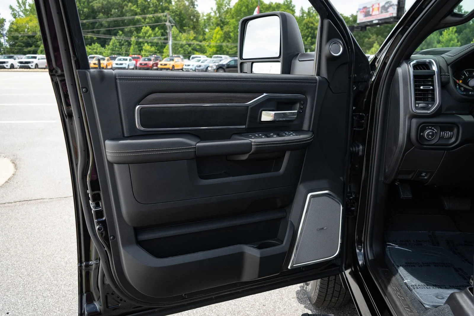 New 2026 Diamond Black Crystal Pearl-Coat Exterior Paint RAM Laramie image 29