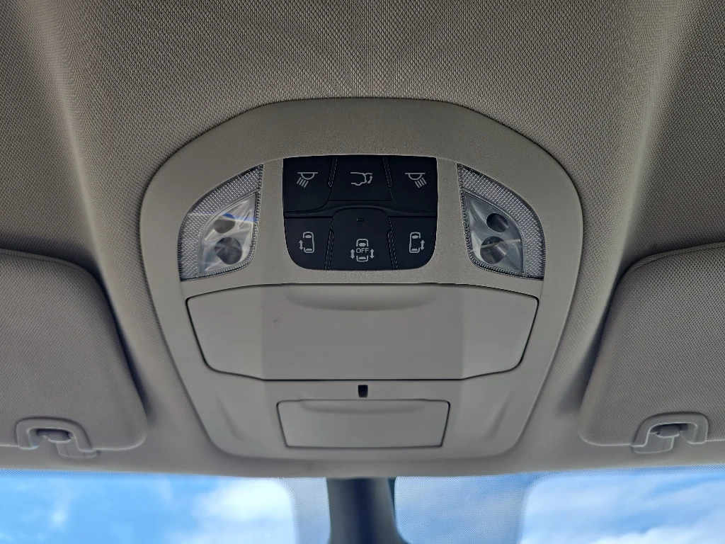 Used 2024 Silver Chrysler Touring L image 27