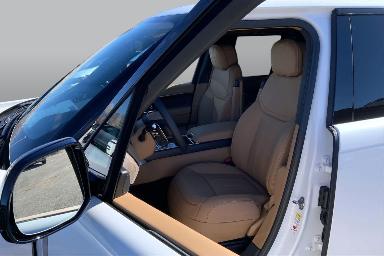 New 2026 Ostuni Pearl White Premium Metallic Land Rover SE image 9