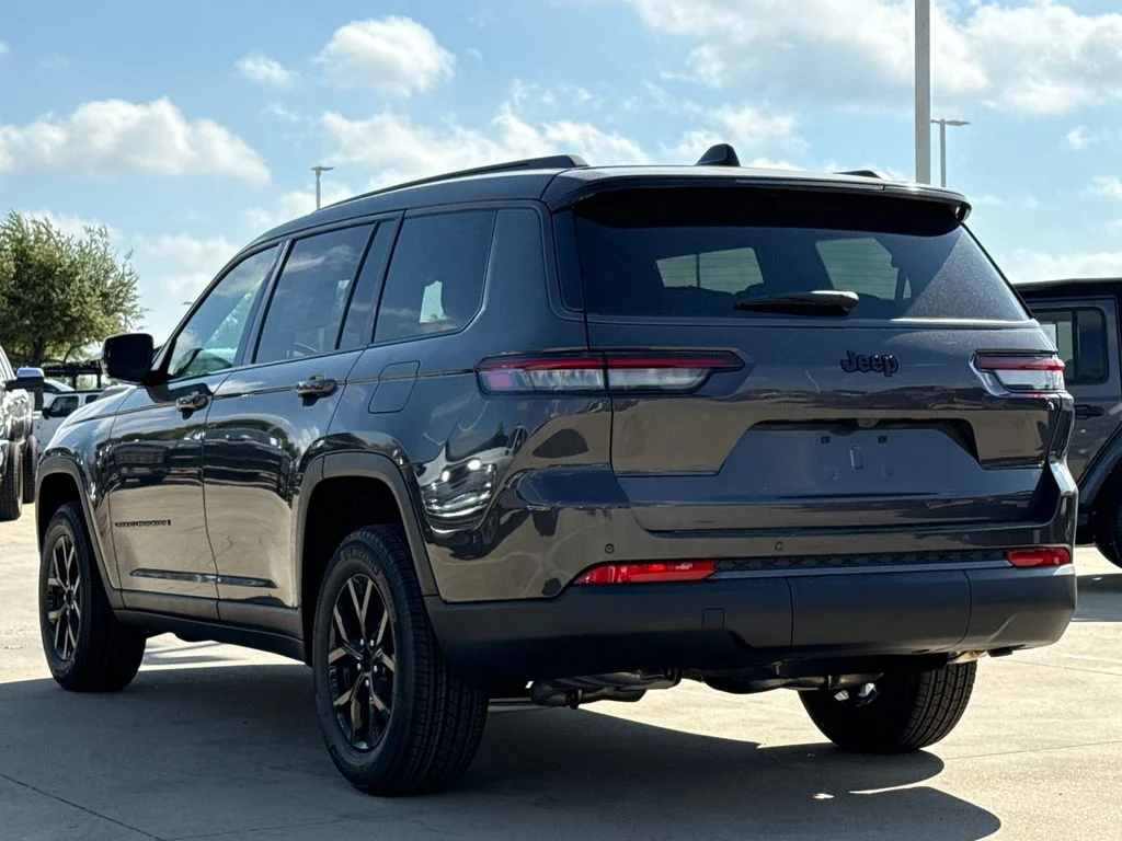 New 2026 Baltic Gray Metallic Clear-Coat Exterior Paint Jeep Altitude image 5