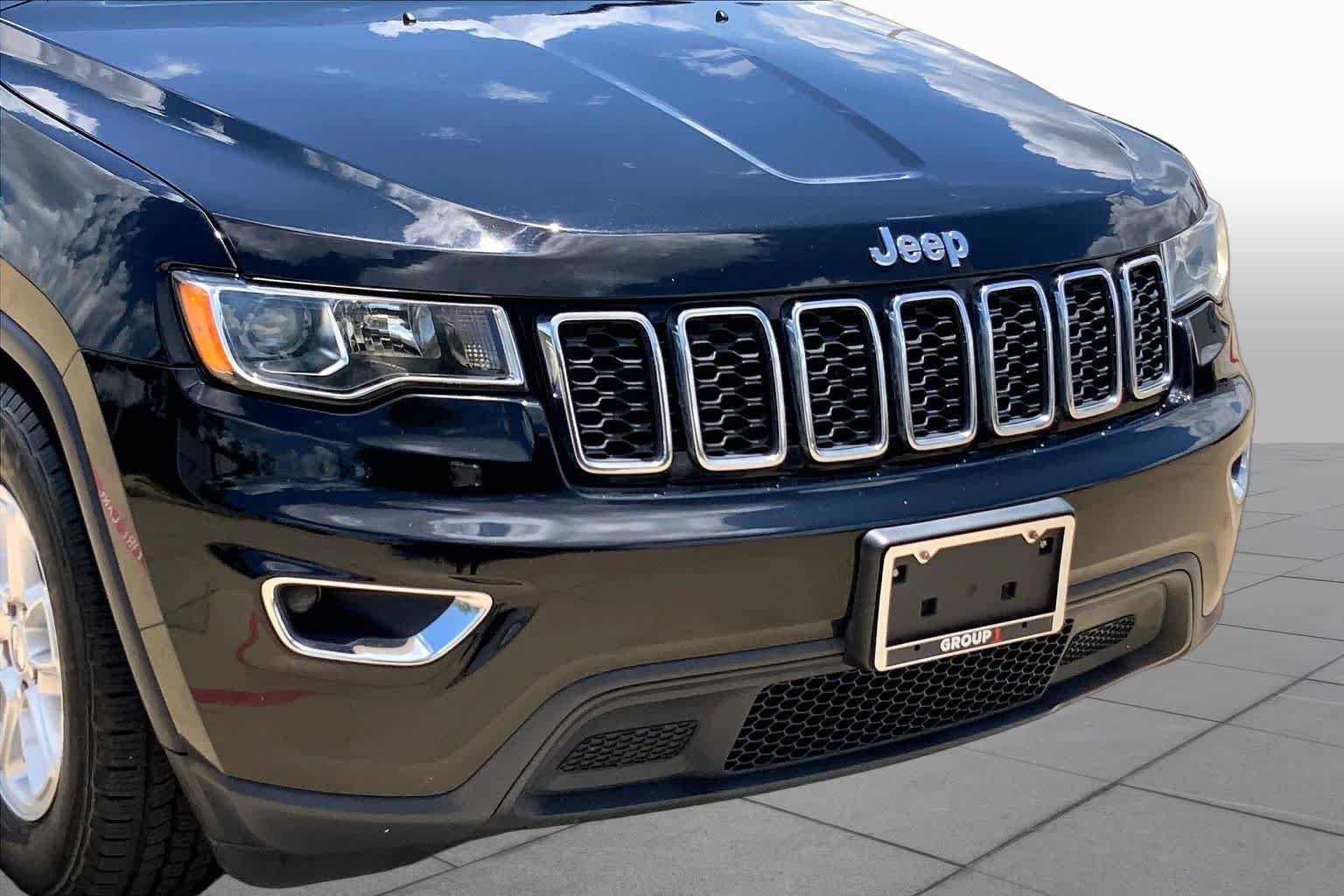 Used 2018 Diamond Black Crystal Pearlcoat Jeep Laredo image 29