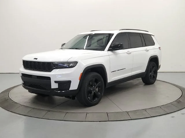 Used 2024 White Jeep Altitude X image 4
