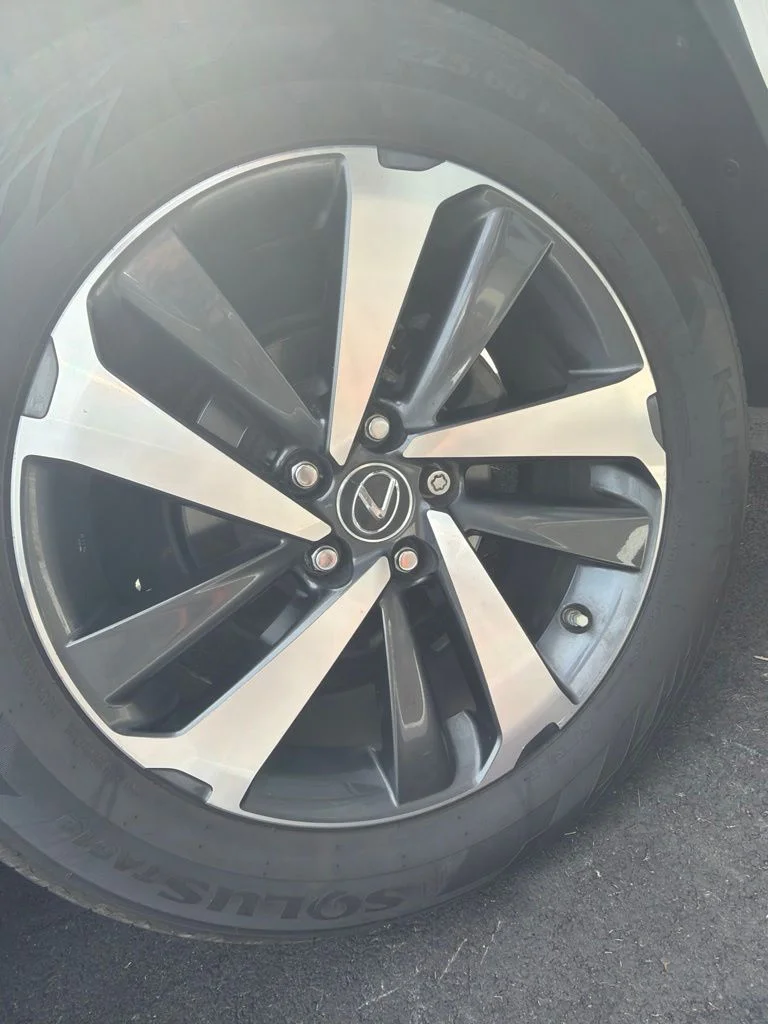 Used 2020 White Lexus 300h image 13