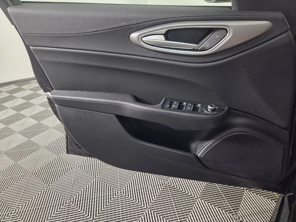 New 2026 Vulcano Black Metallic Alfa Romeo Base image 15