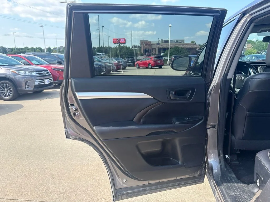Used 2016 Gray Toyota LE V6 image 32