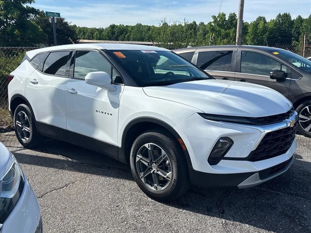 Used 2025 Summit White Chevrolet 2LT image 6