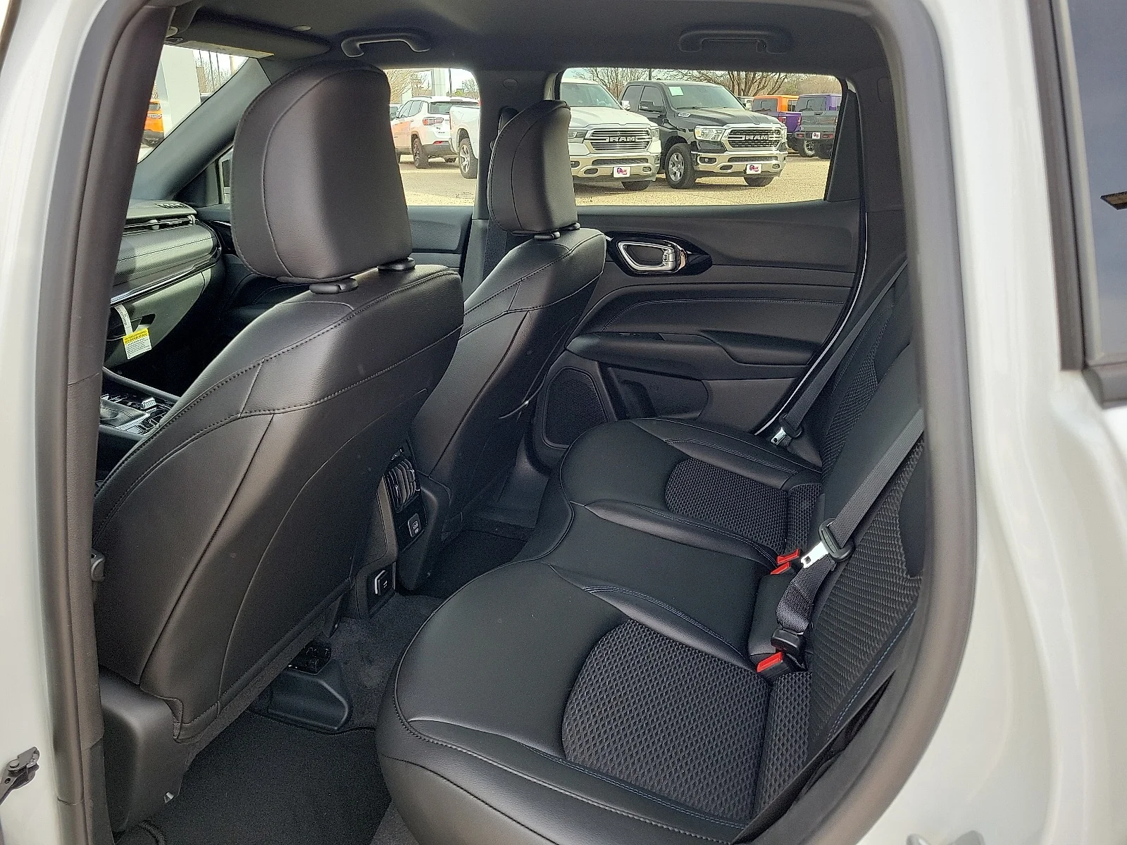 New 2026 PW7 Bright Whit Jeep LATITUDE ALTITUDE 4X4 image 9