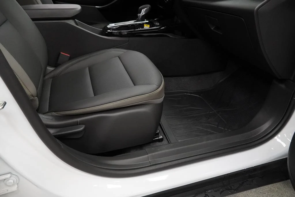 New 2026 Summit White Chevrolet ACTIV image 29