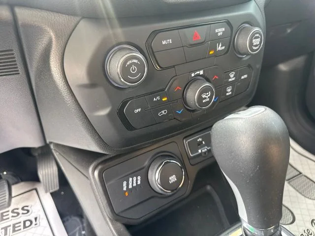 Used 2021 Technogreen Metallic Clearcoat Jeep Sport image 17
