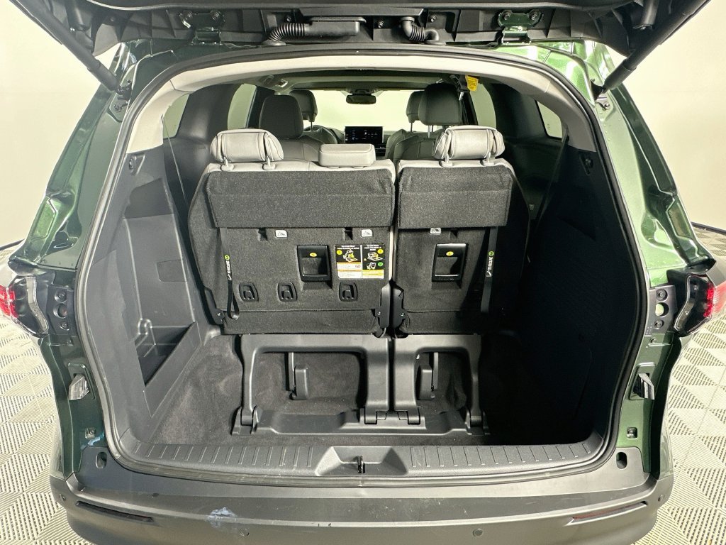 Used 2025  Toyota XLE AWD image 25