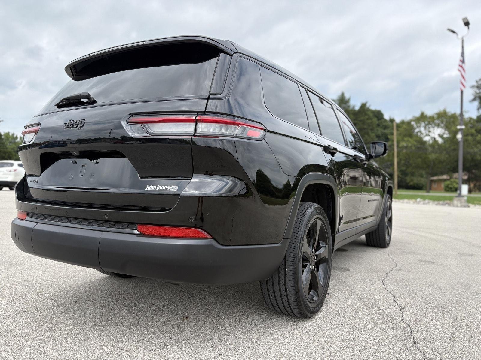 Used 2023 Diamond Black Crystal Pearlcoat Jeep Altitude image 22