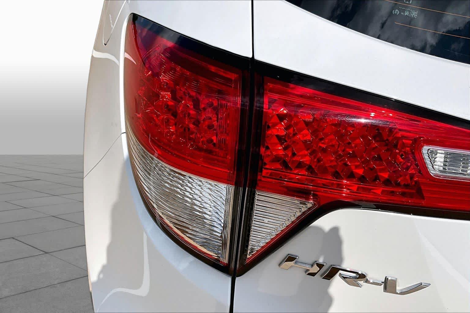 Used 2021 Platinum White Pearl Honda LX image 29