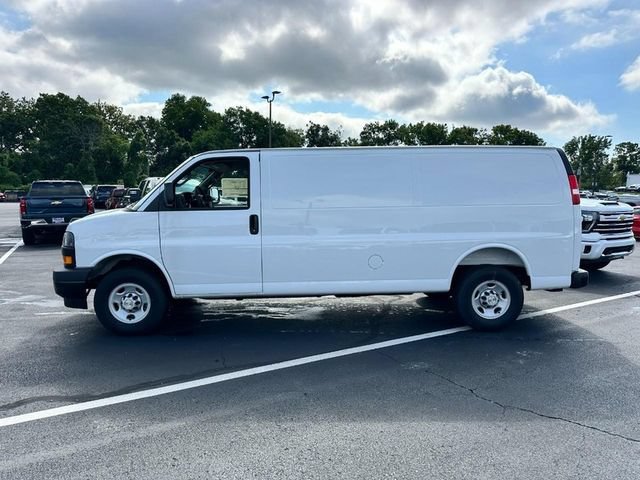 New 2026 Summit White Chevrolet WT image 2