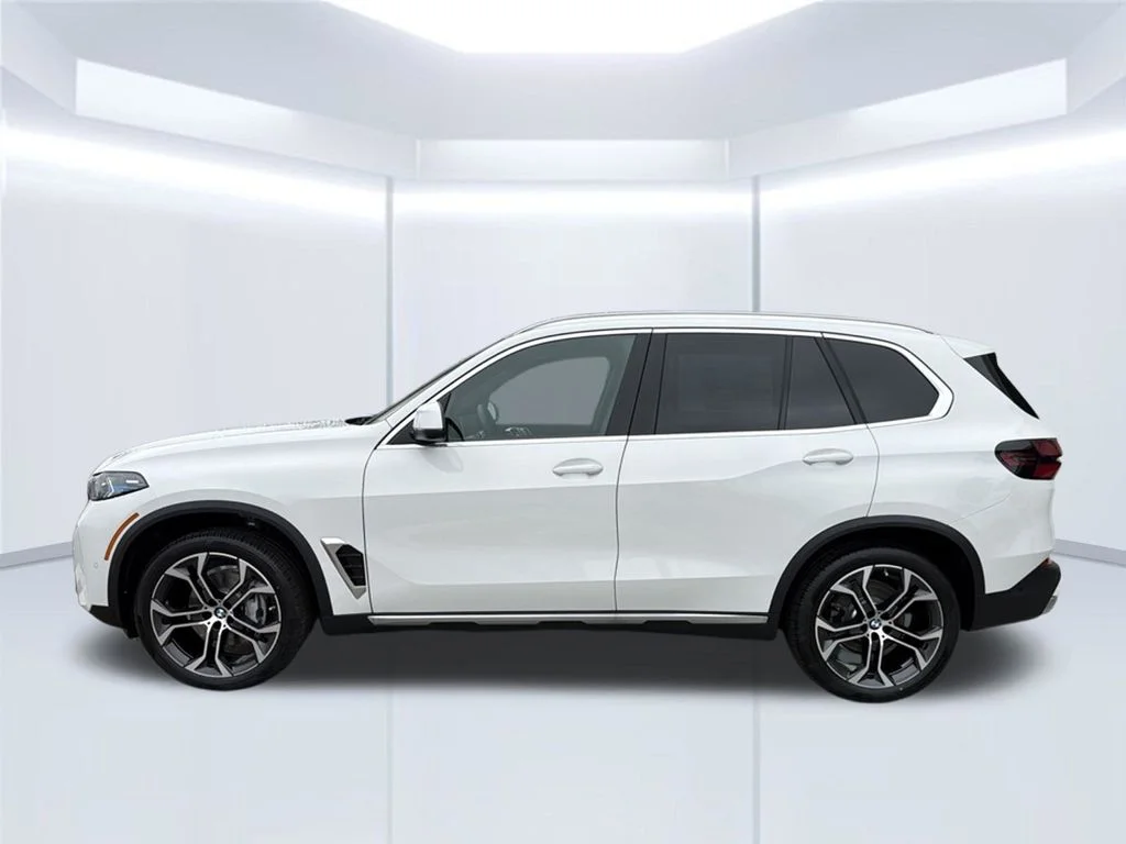 New 2026 Alpine White BMW sDrive40i image 3