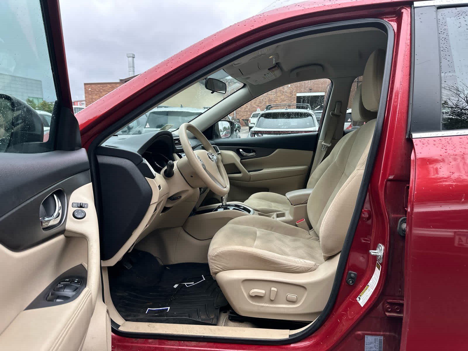 Used 2014 Cayenne Red Nissan SV image 5