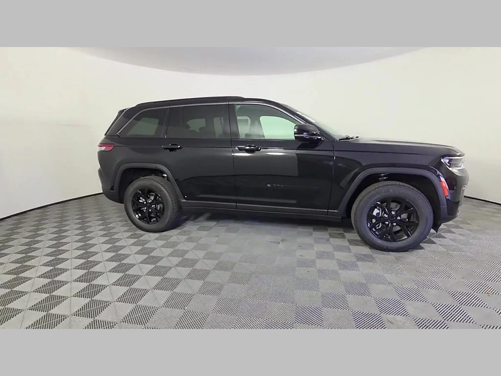 New 2026 Diamond Black Crystal Pearl-Coat Exterior Paint Jeep Laredo Altitude image 22