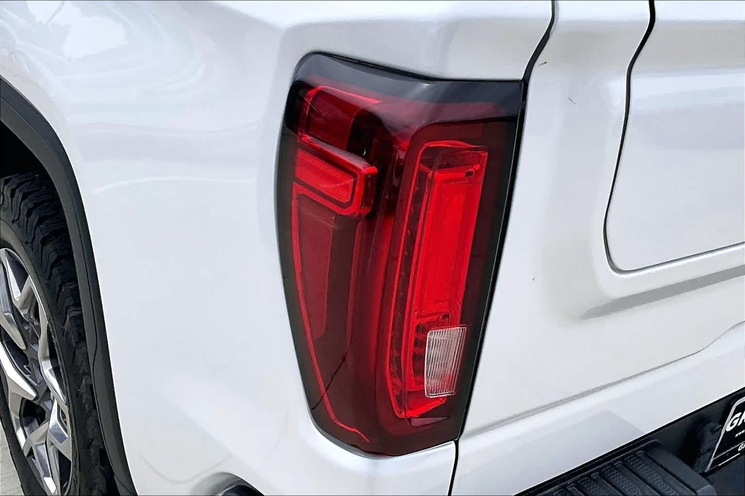 Used 2022 White Frost Tricoat GMC SLT image 28
