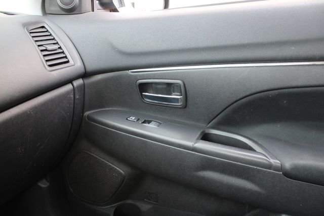 Used 2013  Mitsubishi LE image 18