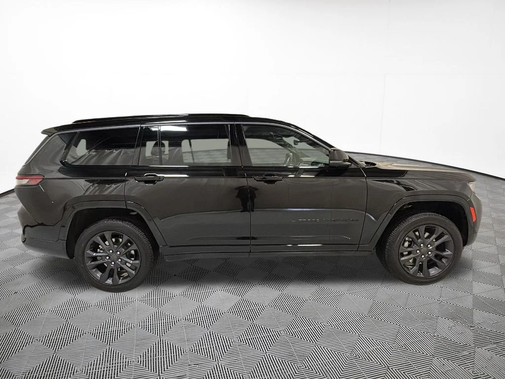 New 2026 Diamond Black Crystal Pearlcoat Jeep Limited Reserve image 5