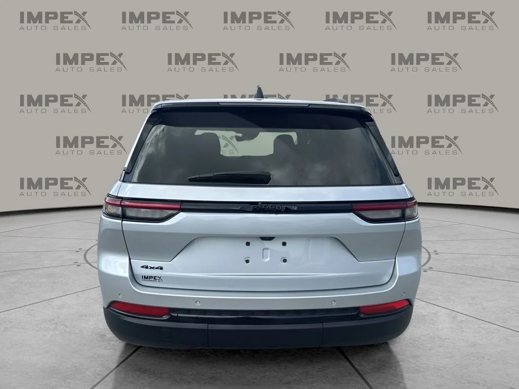 Used 2024 Silver Jeep Altitude X image 4