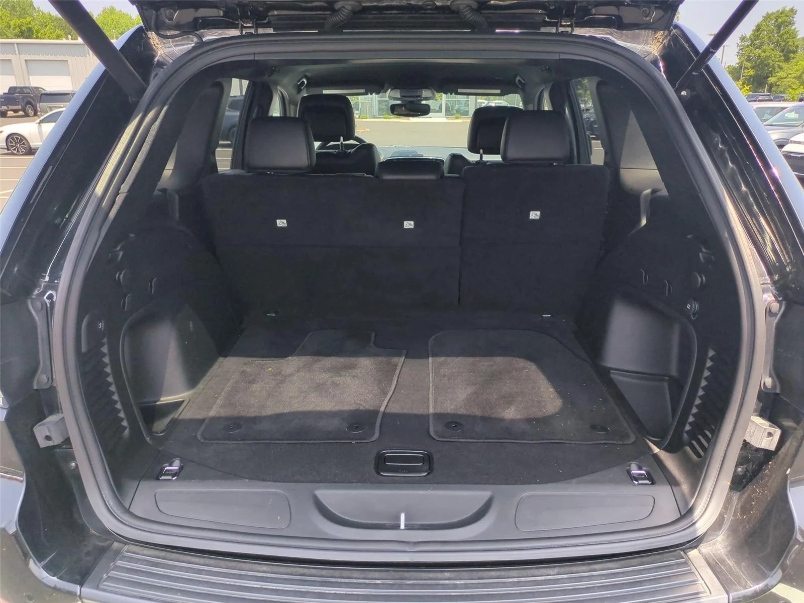 Used 2022 Diamond Black Crystal Pearlcoat Jeep Laredo X image 35