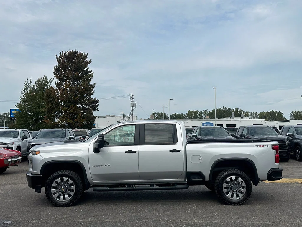 Used 2022 Silver Chevrolet Custom image 9