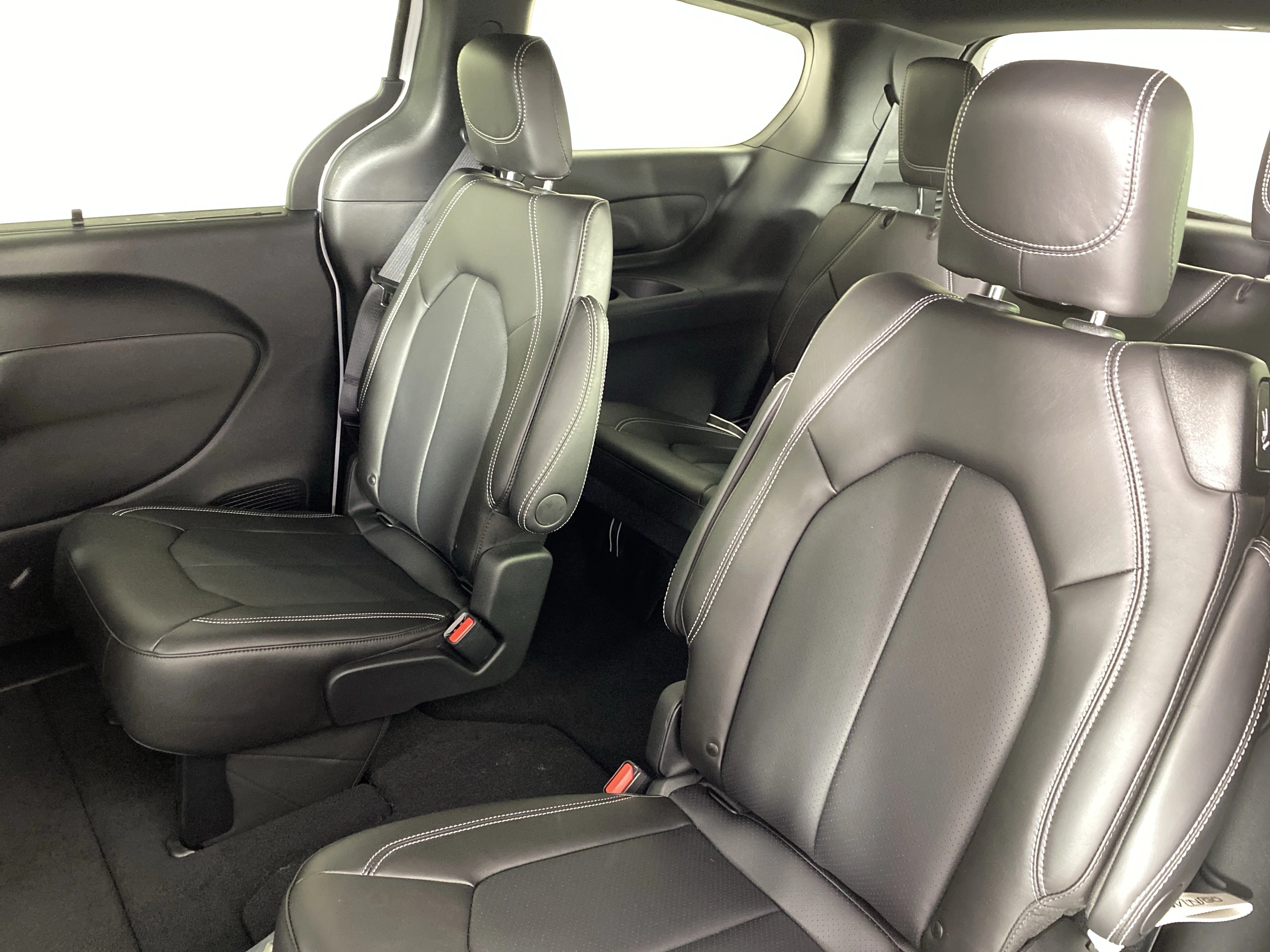 New 2026 Bright White Clear-Coat Exterior Paint Chrysler Select image 29