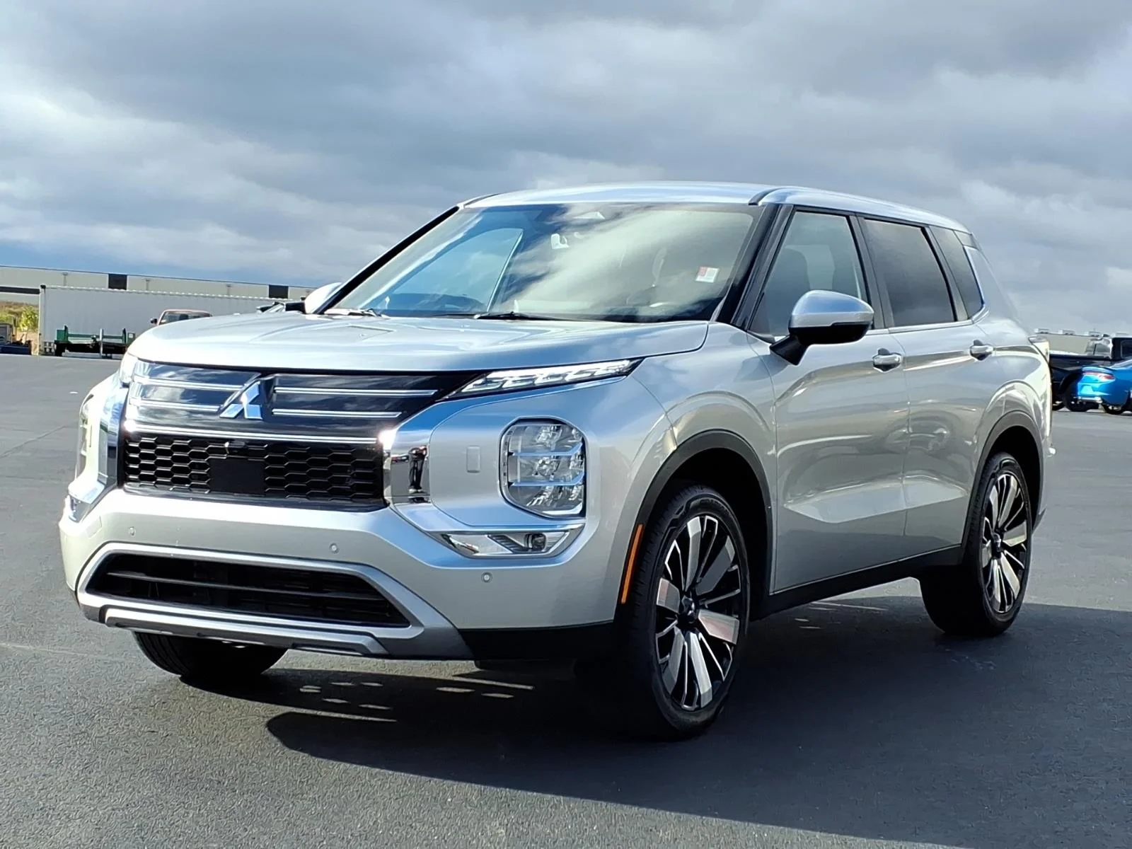Used 2025 Alloy Silver Metallic Mitsubishi SE image 14