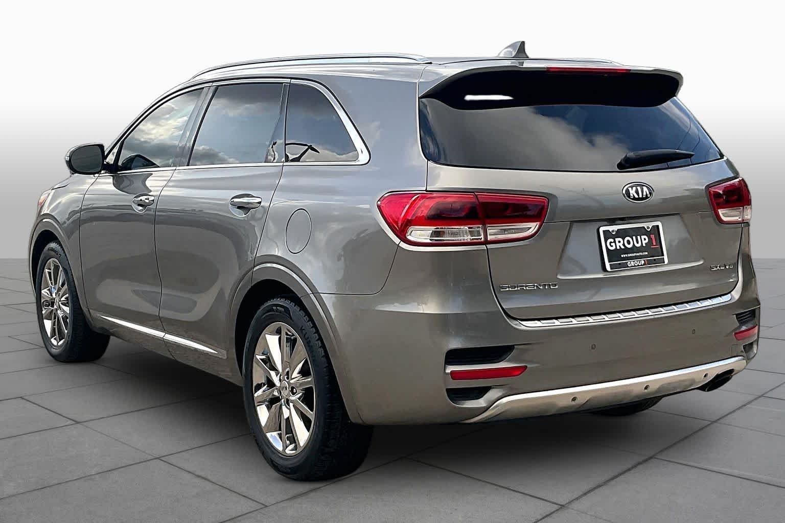 Used 2016 Titanium Silver Kia SXL image 12