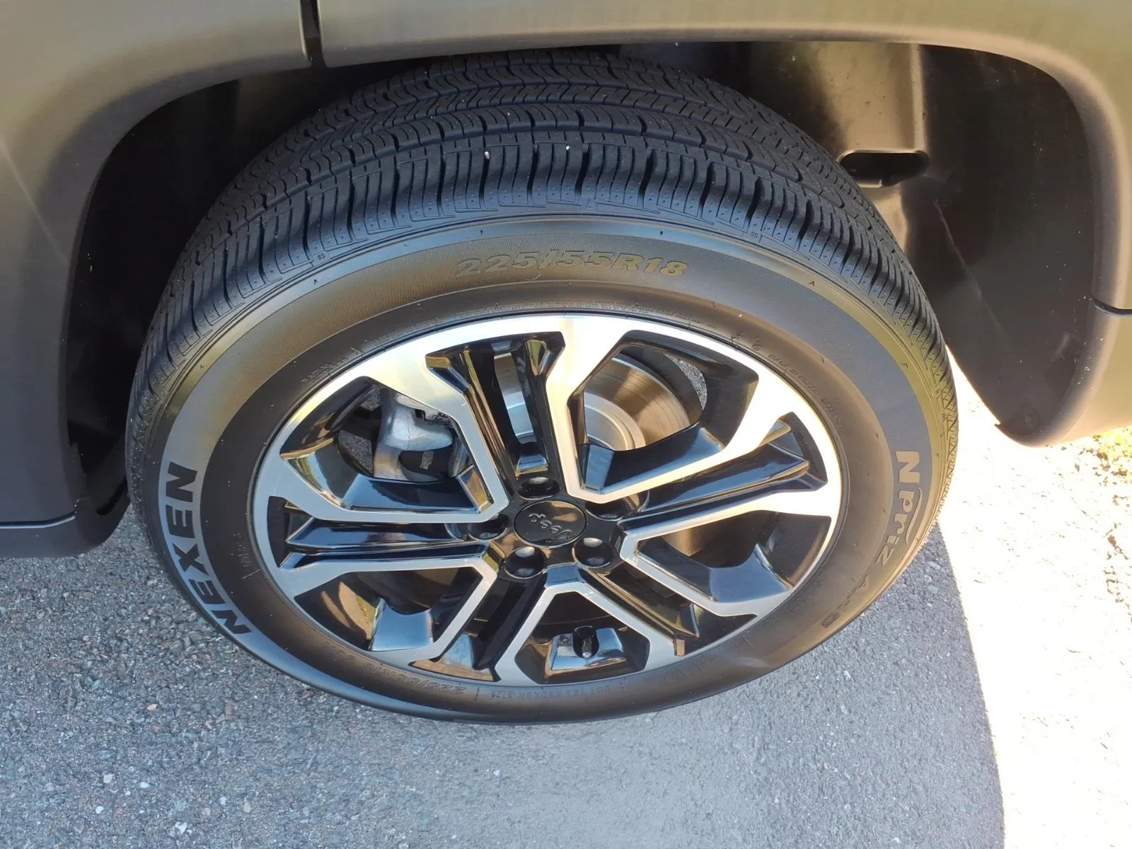 Used 2024 Gray Clearcoat Jeep Limited image 8