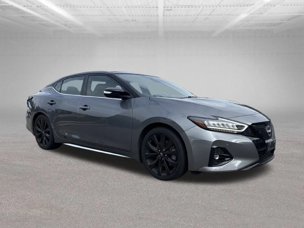 Used 2023 Gray Nissan SR image 2