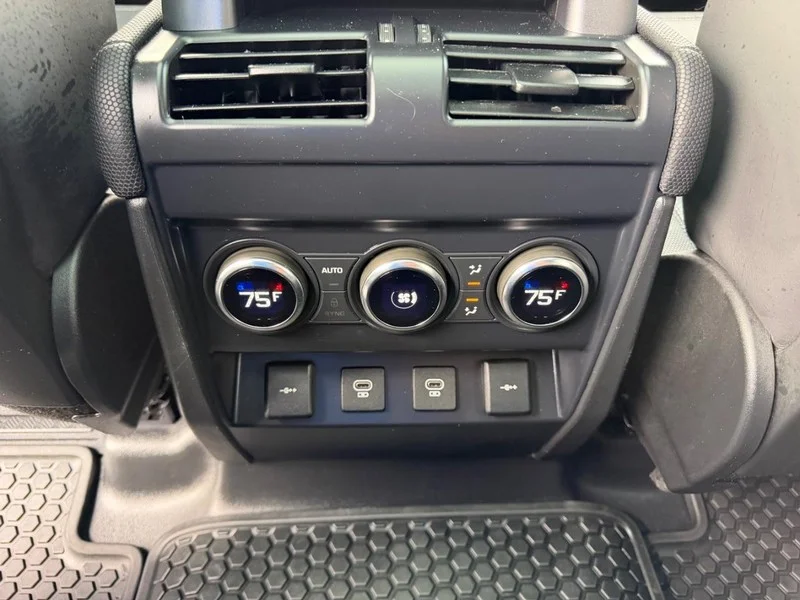 Used 2022 Fuji White Land Rover X-Dynamic HSE image 11