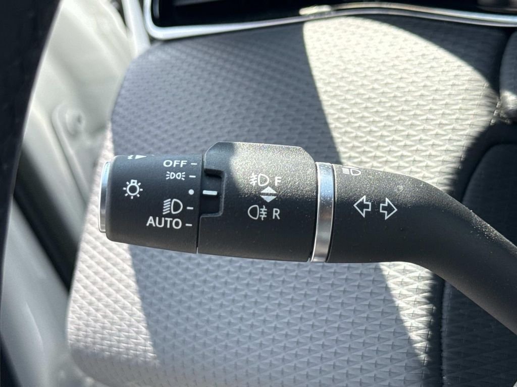 Used 2023 White Land Rover Dynamic image 8