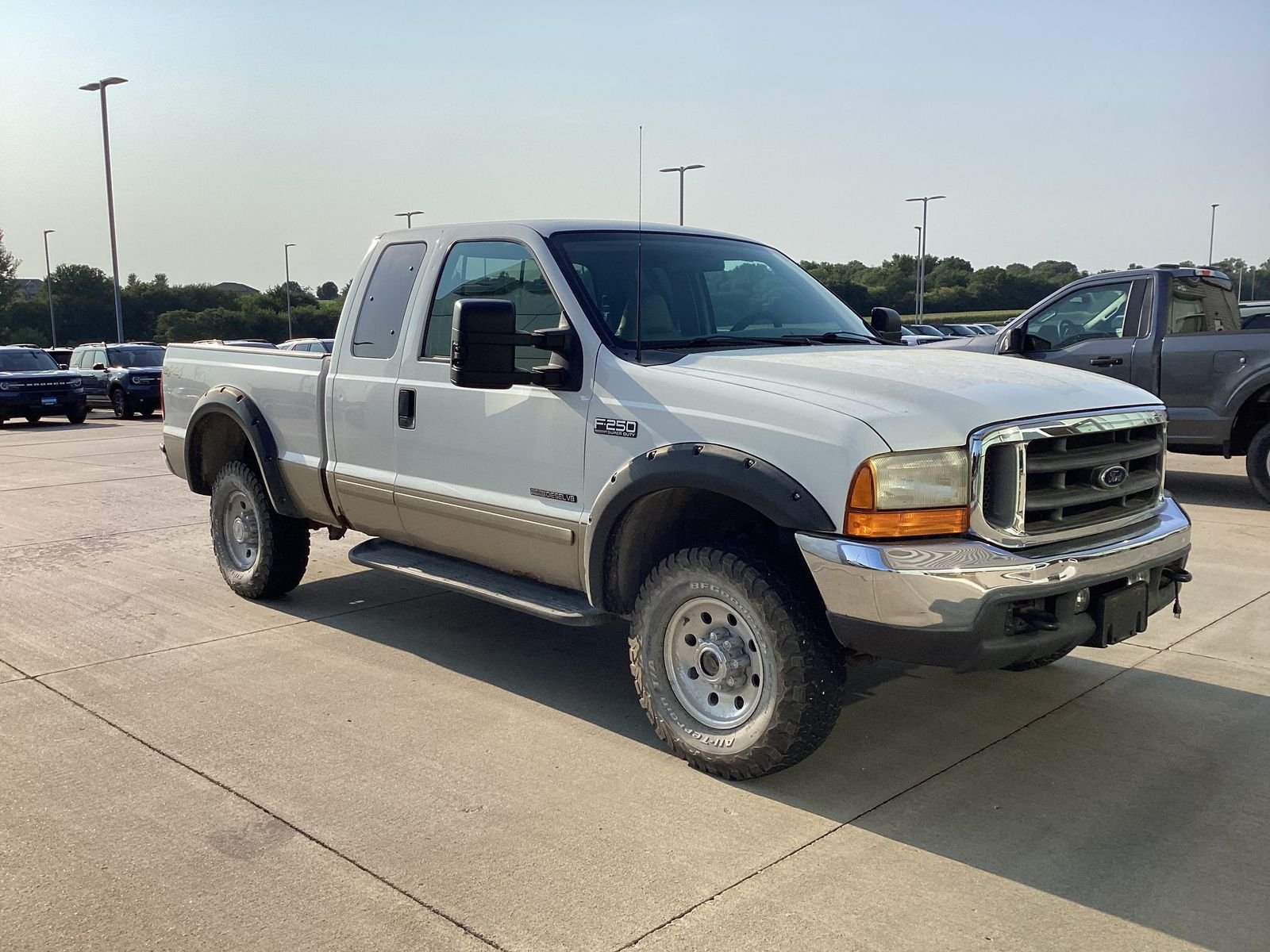 Used 2001 White Ford Lariat image 2