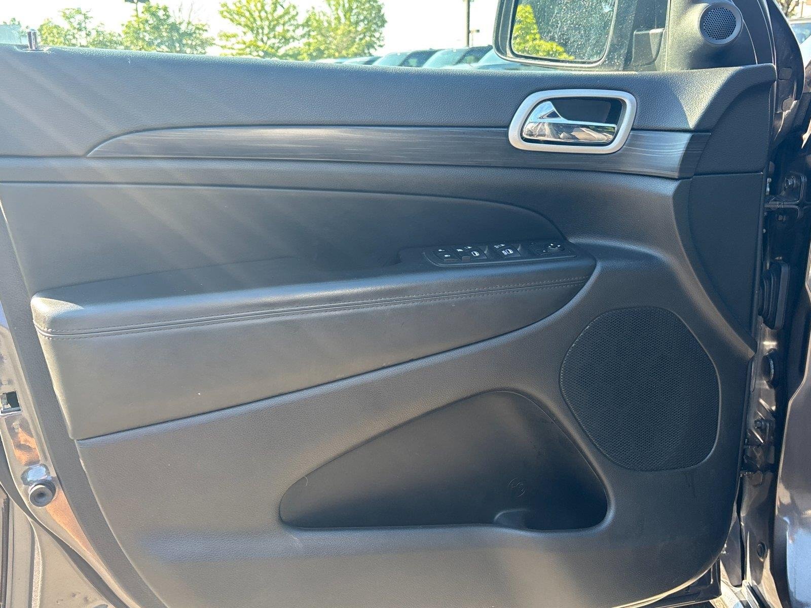 Used 2020 Granite Crystal Metallic Clearcoat Jeep Altitude image 13