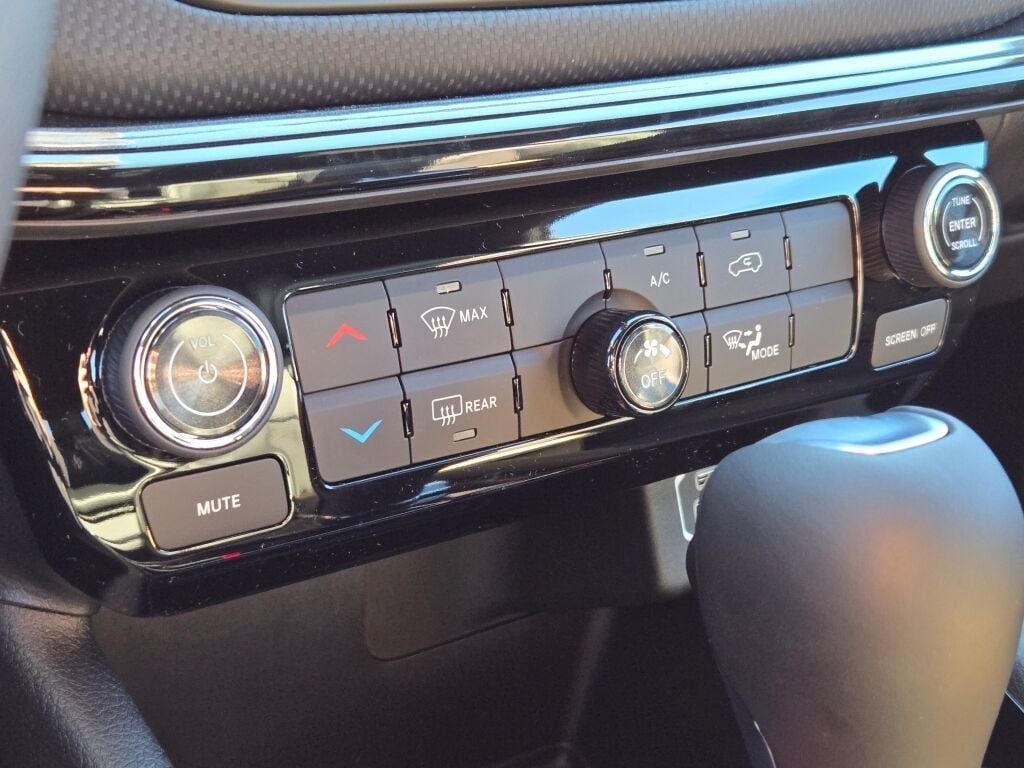 New 2026 Bright White Clear-Coat Exterior Paint Jeep Latitude image 26
