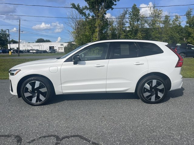Used 2024 White Volvo Plus Dark Theme image 2