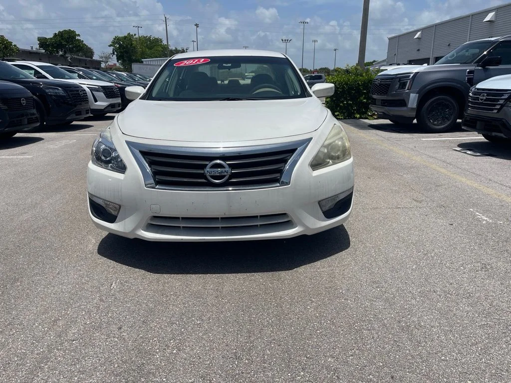 Used 2013 White Nissan 2.5 S image 3