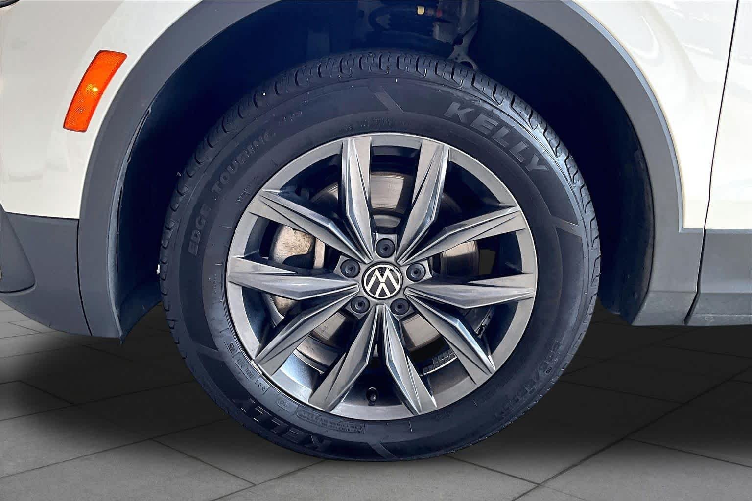 Used 2022 Pure White Volkswagen SE image 11