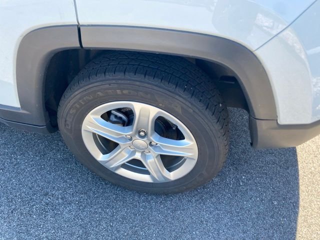 Used 2024 White/off-white Jeep Latitude image 5