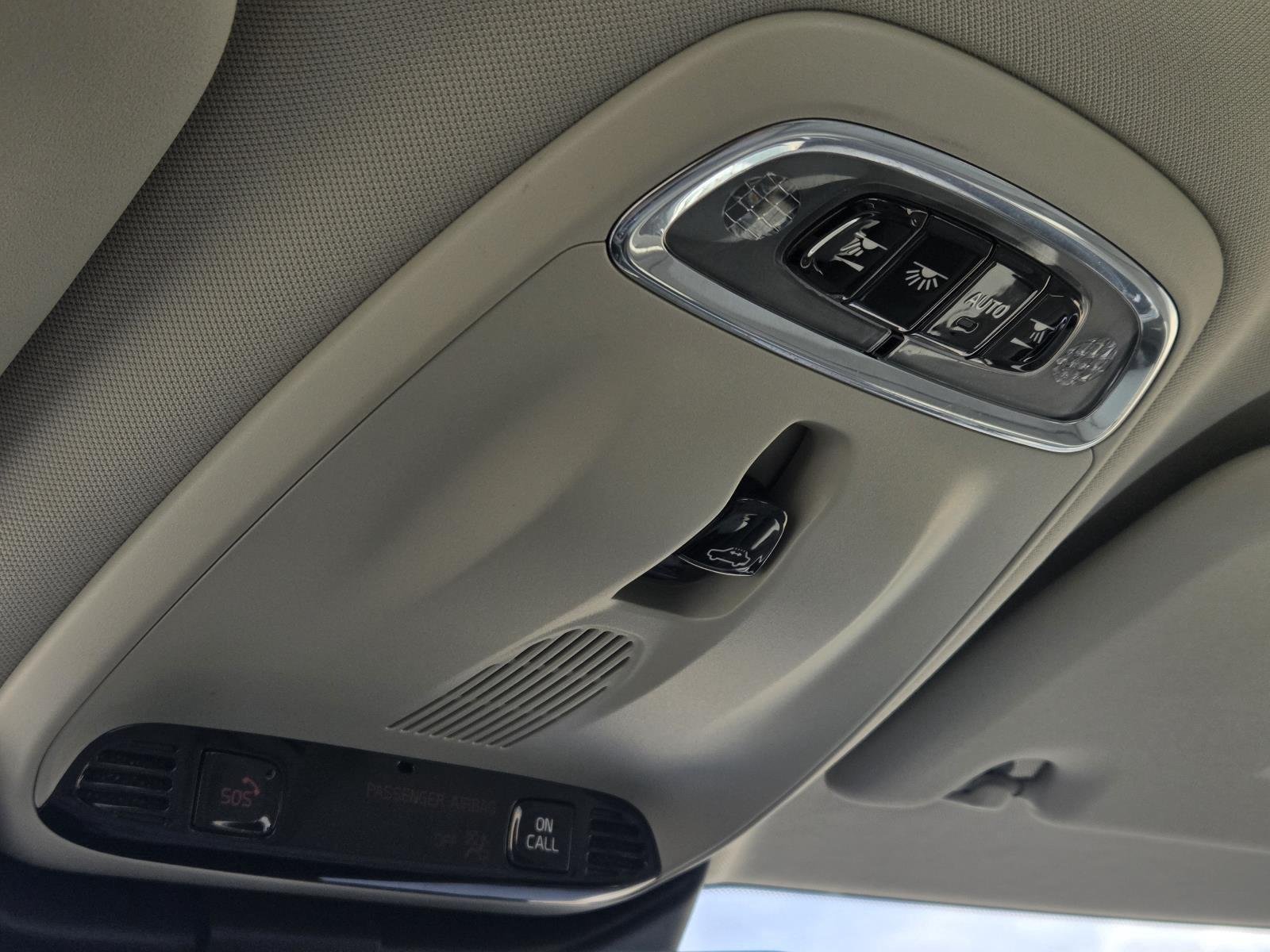 Used 2022 Crystal White Metallic Volvo Inscription image 27