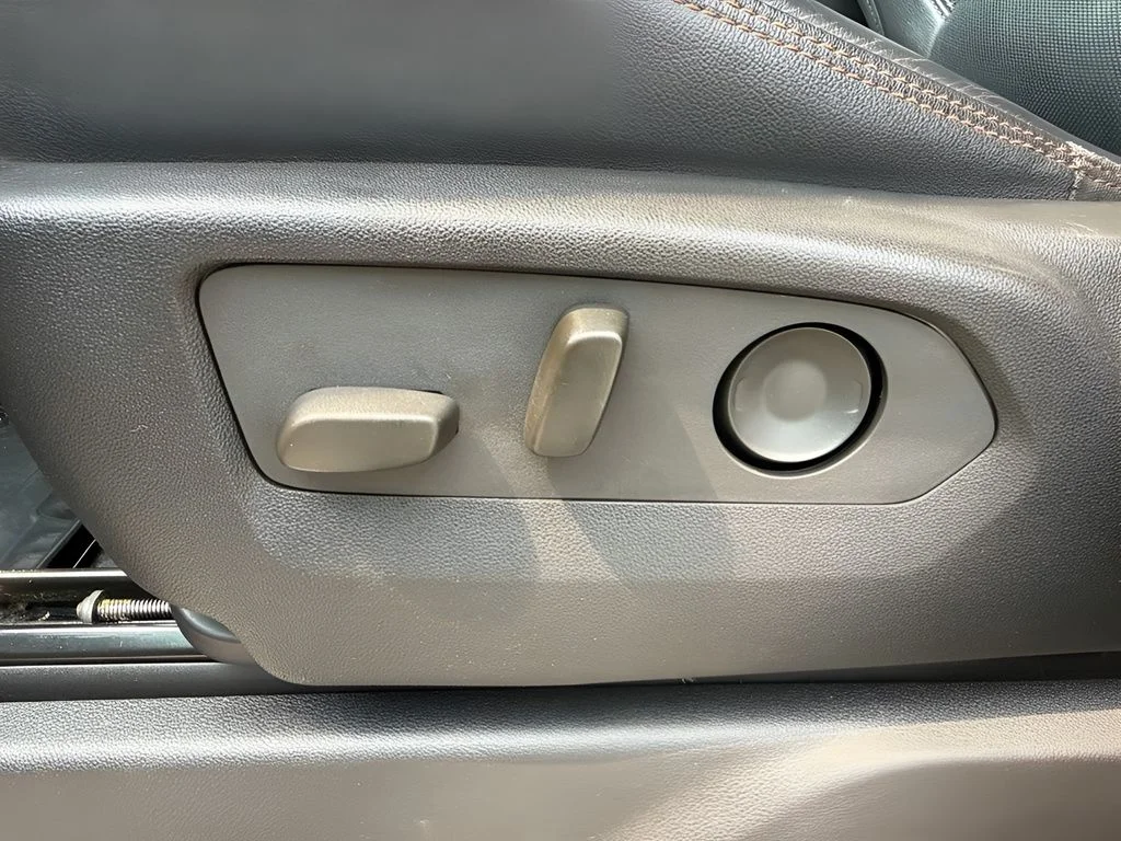 Used 2022 White GMC AT4 image 11