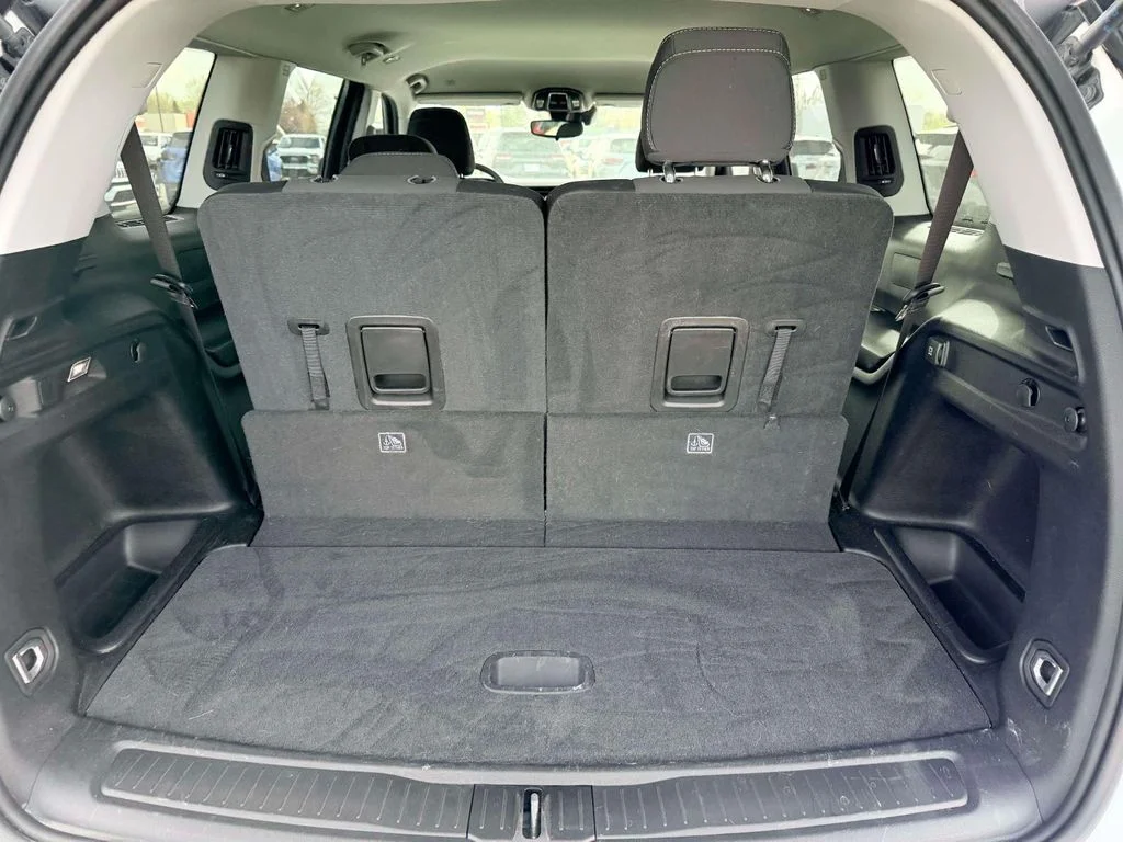 Used 2023 White/off-white Jeep Laredo image 10