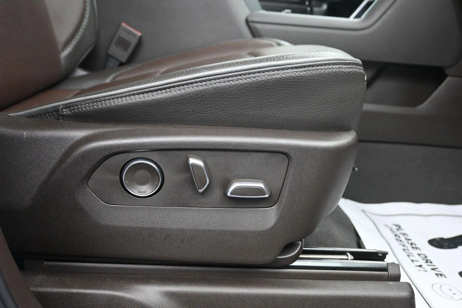 Used 2024 White Frost Tricoat GMC Denali image 12