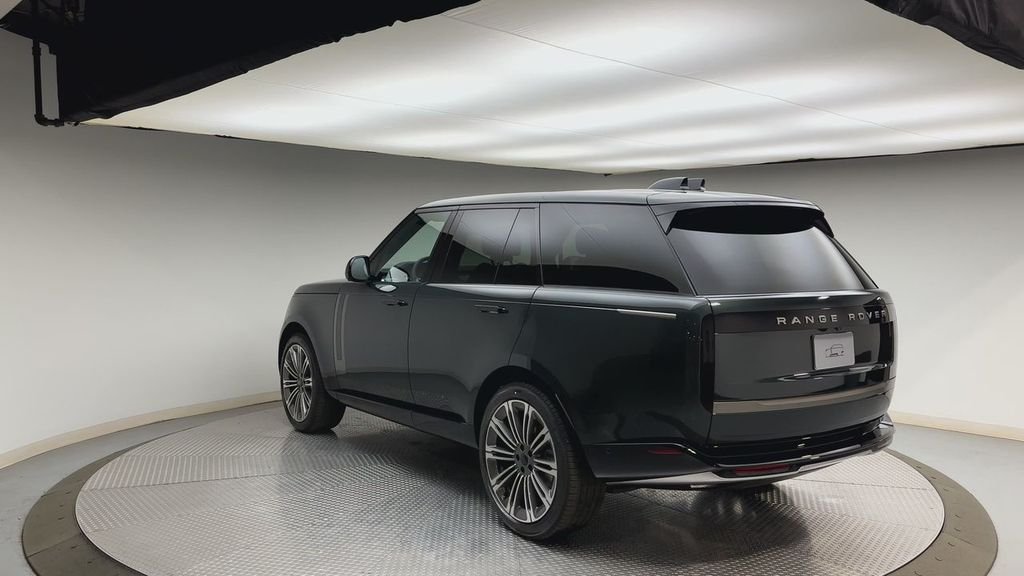New 2026 Belgravia Green Metallic Land Rover SE image 4