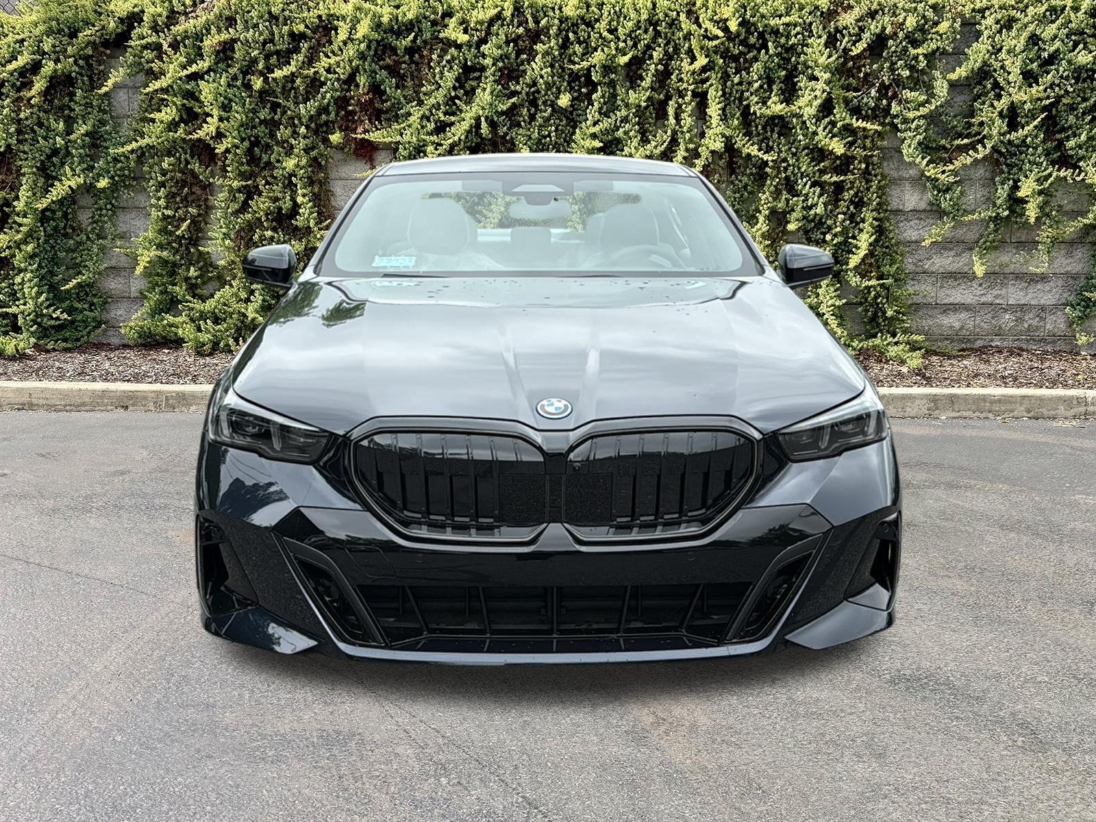 New 2027 Carbon Black Metallic BMW 550e xDrive image 2