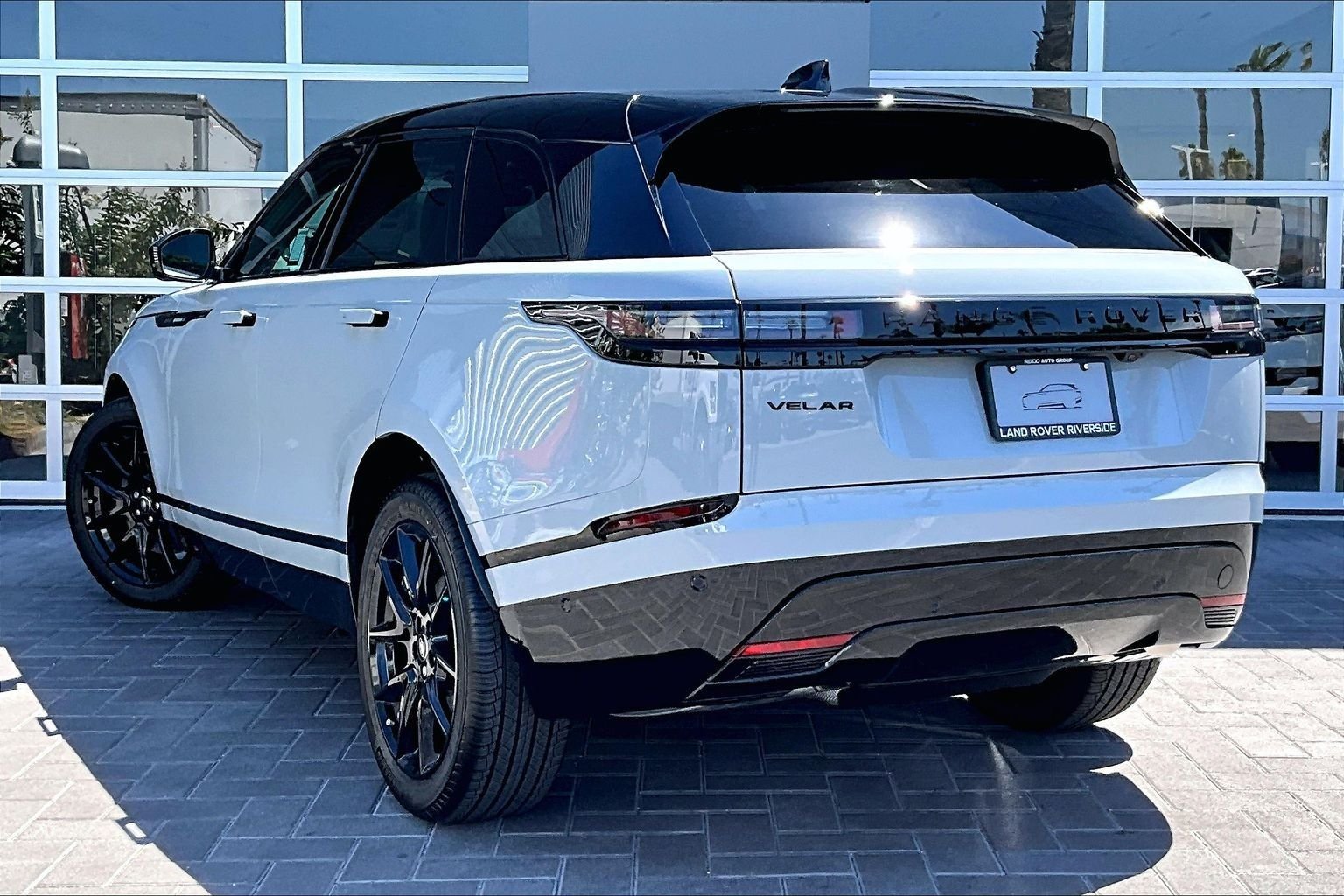 New 2026 Arroios Grey Land Rover Belgravia Edition image 3